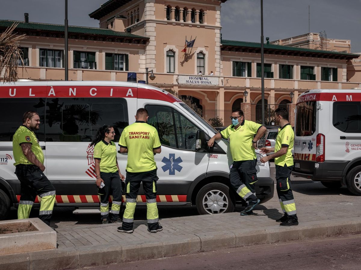 Foto: Sanitarios de ambulancias en una imagen de archivo. (EFE/Biel Aliño)