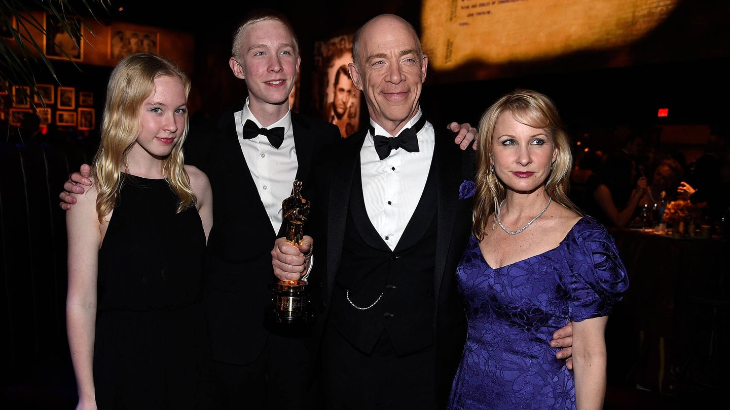 El actor con su Oscar y su familia. (Getty/Kevork Djansezian)