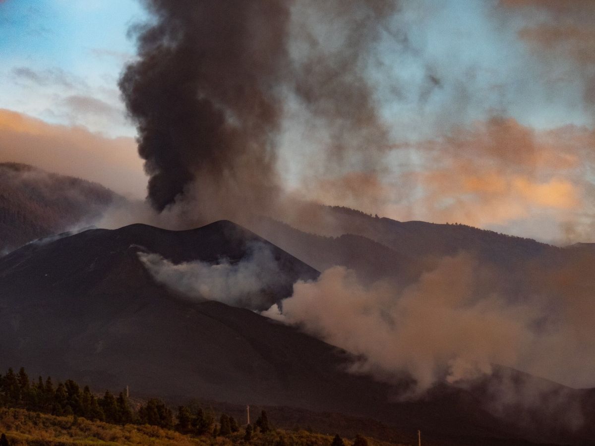 Foto: El volcán de Cumbre Vieja. (EFE/Miguel Calero)