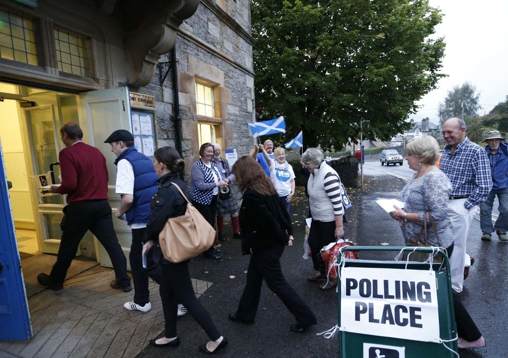 Foto: Votantes entran en un colegio electoral de Pitlochry para depositar su voto durante el referéndum de independencia (Reuters).