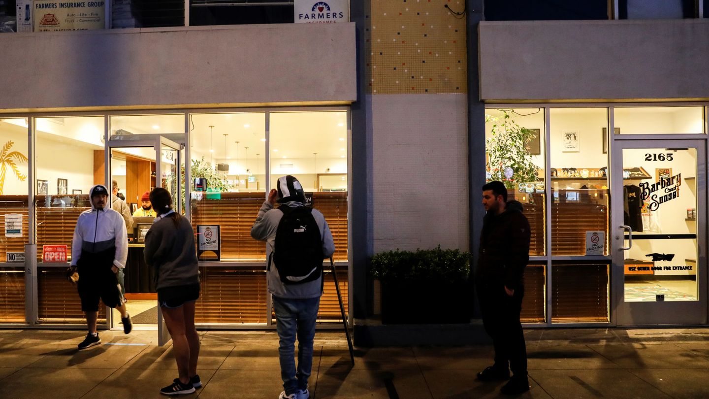 Varias personas hacen cola fuera del dispensario de cannabis Sunset de Barbary Coast antes de la cuarentena de toda la ciudad en San Francisco. (Reuters)