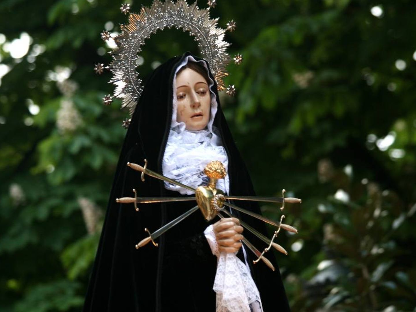 Imagen de la Virgen de los Dolores, en la procesión del Santo Entierro, el viernes de Semana Santa. Vigo (Galicia, España).