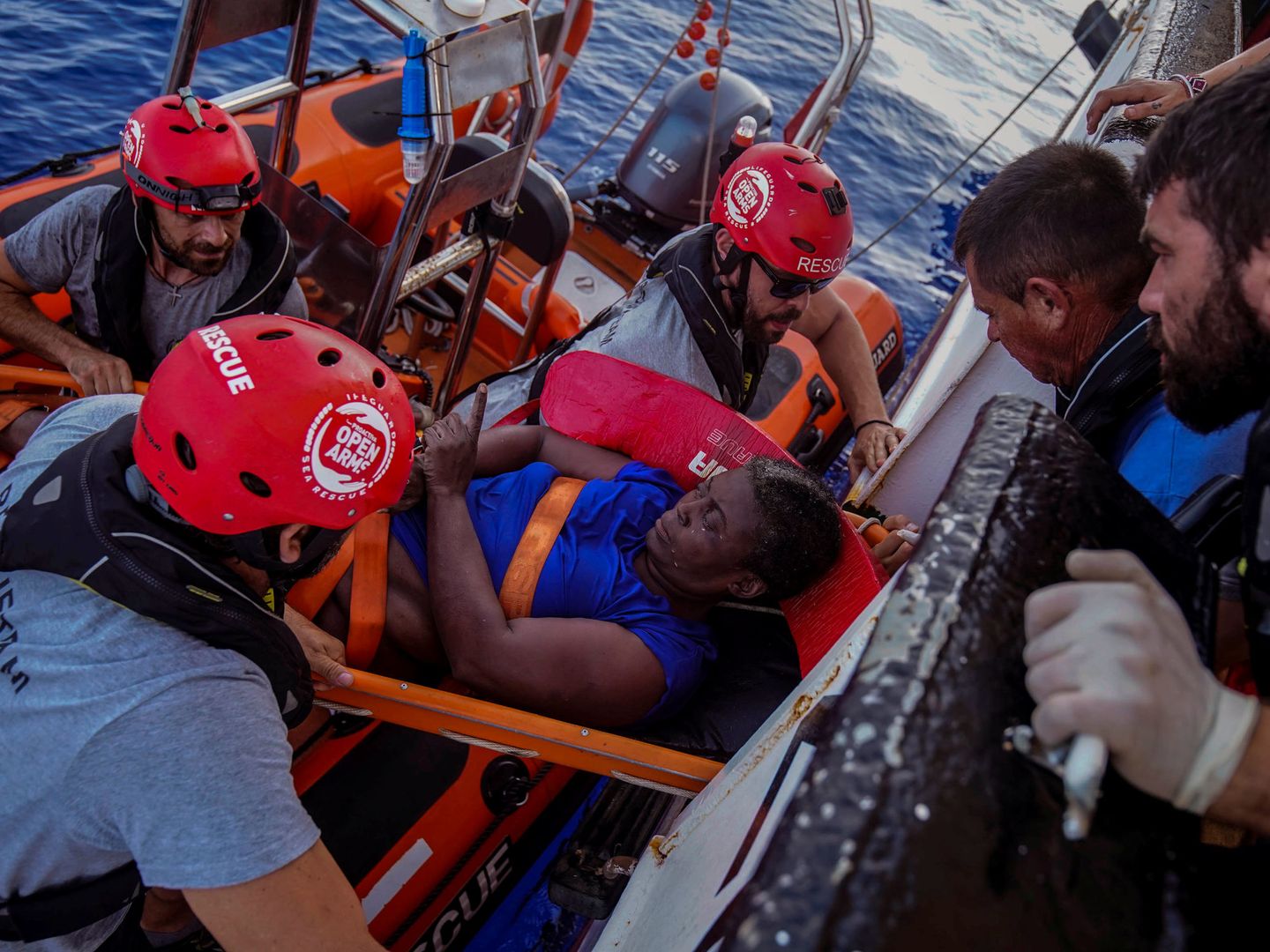 La mujer rescatada estaba en una embarcación semihundida en la que había dos cadáveres. (Reuters)