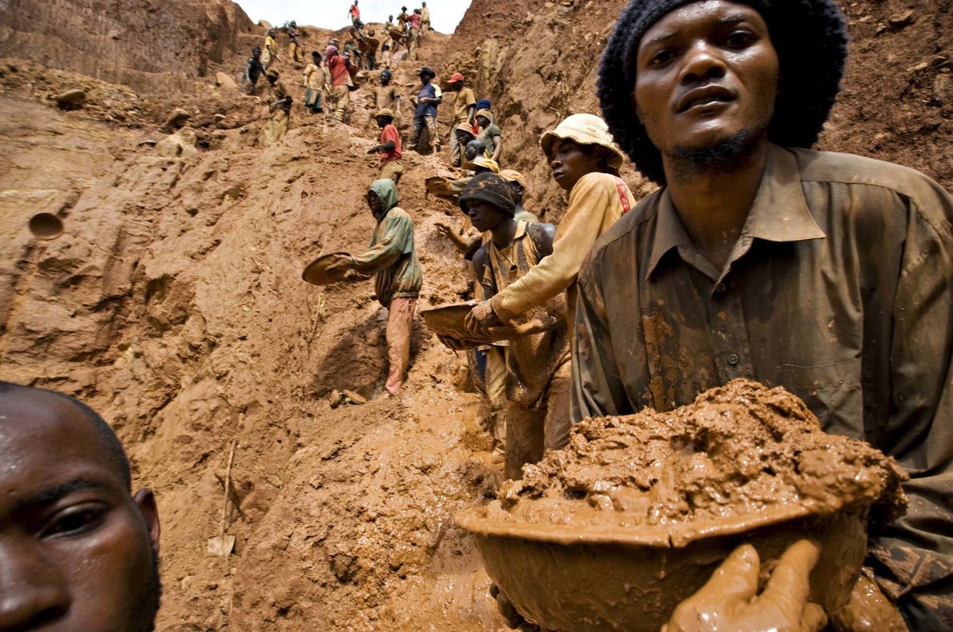 Mineros forman una cadena humana en una mina cercana al pueblo de Kobu, en Congo (Reuters).