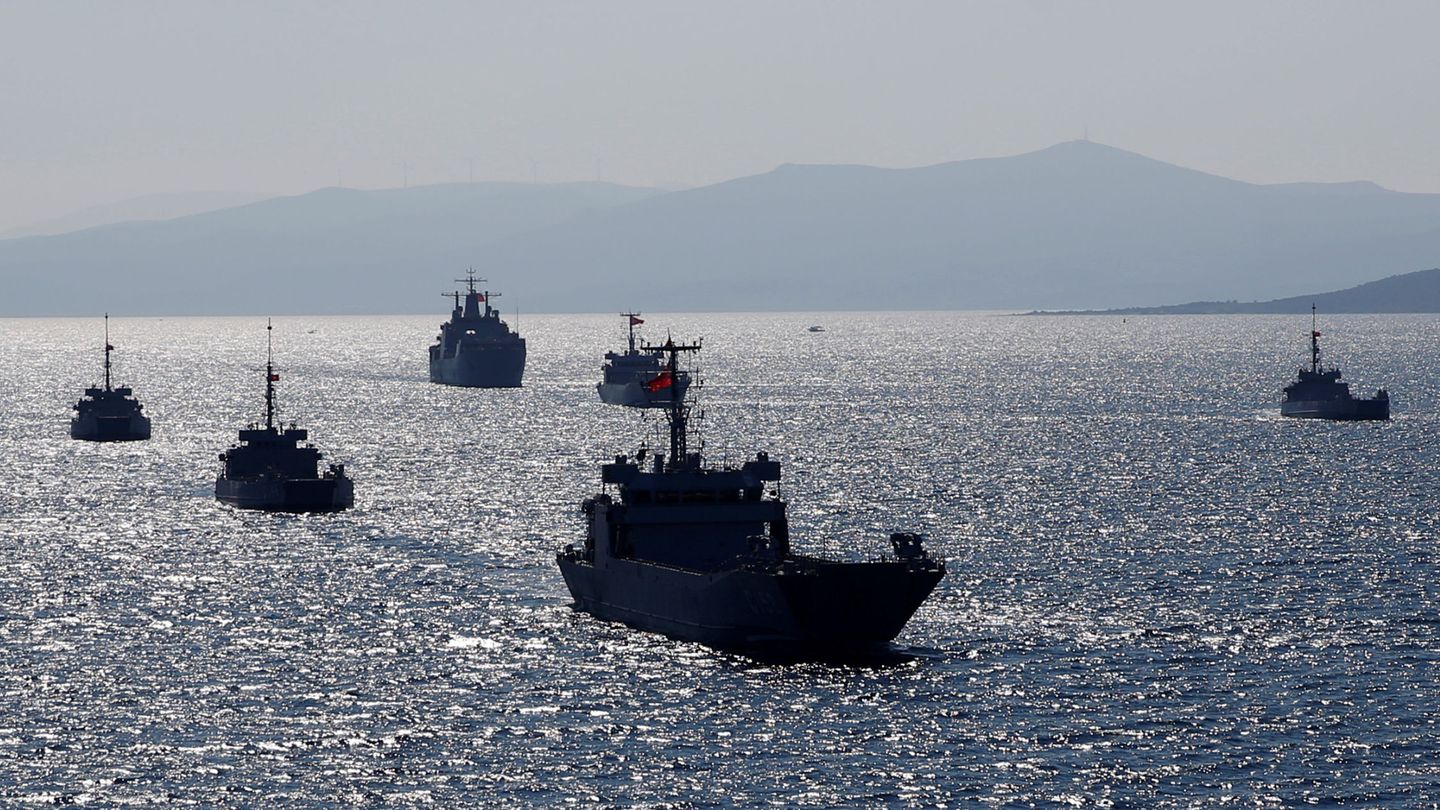 Barcos de la armada de Turquía en el Egeo. (Reuters)