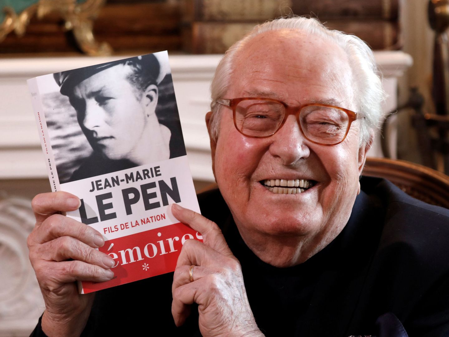Jean-Marie Le Pen con su biografía en 2018. (Reuters)    