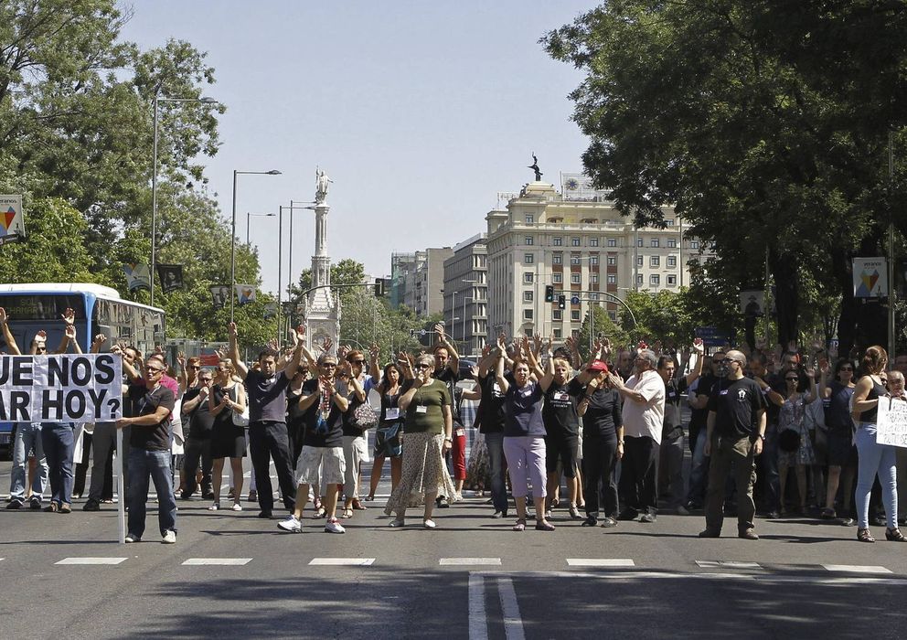Foto: Funcionarios cortan el tráfico en el Paseo de Recoletos de Madrid el verano pasado. (EFE)