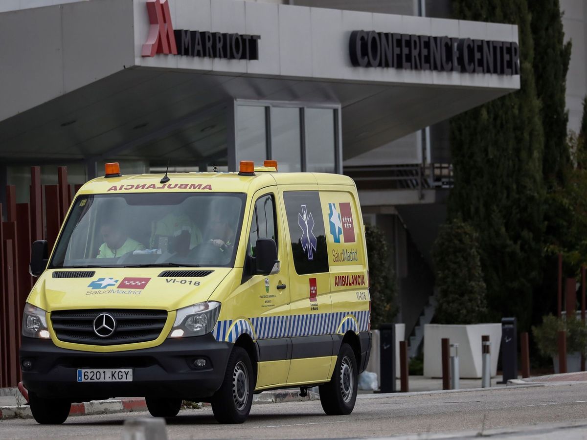 Foto: Una ambulancia, a las puertas de un hotel medicalizado. (EFE)
