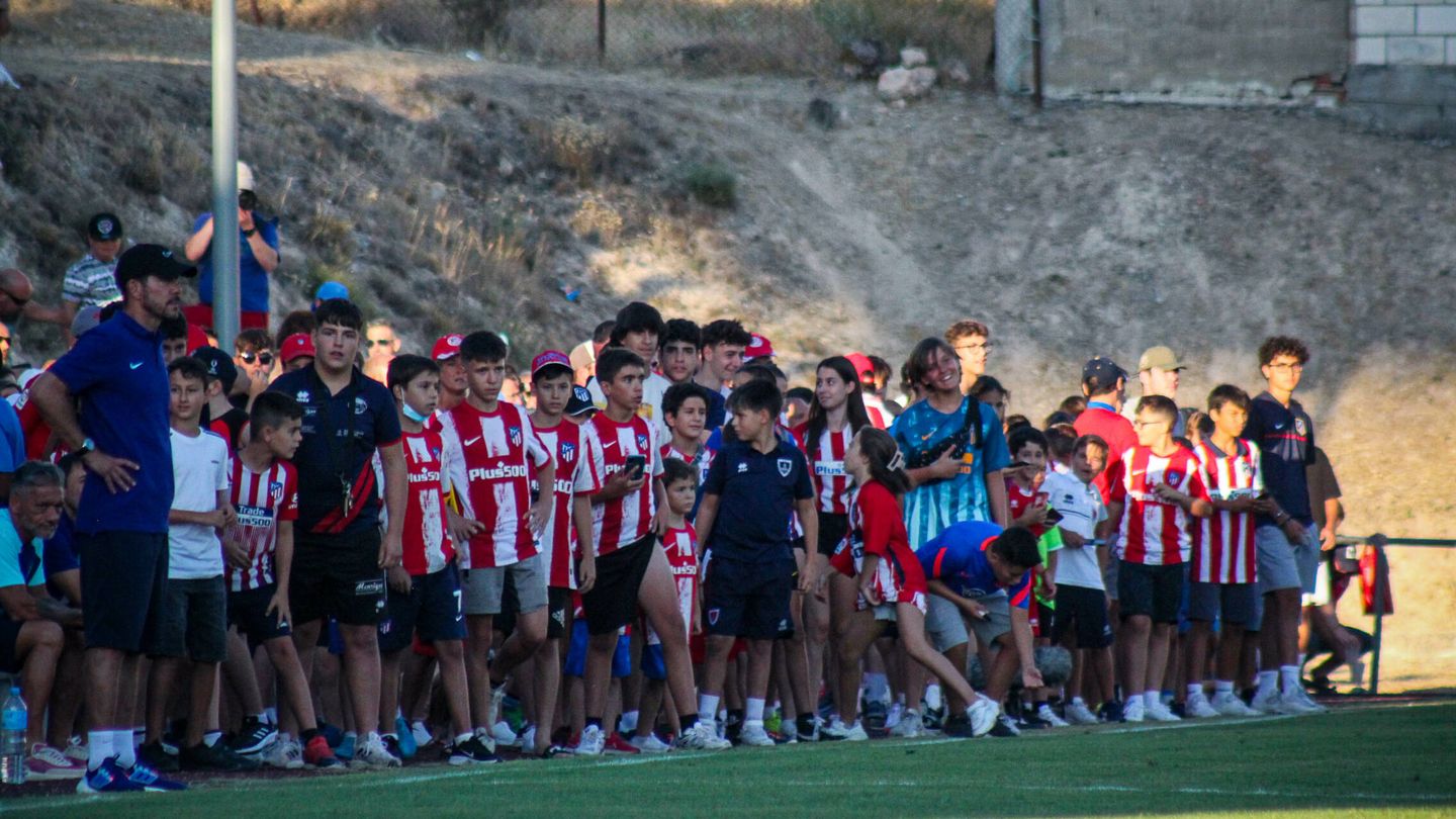 Jóvenes aficionados del Atlético de Madrid, observando a Simeone. (Cedida)
