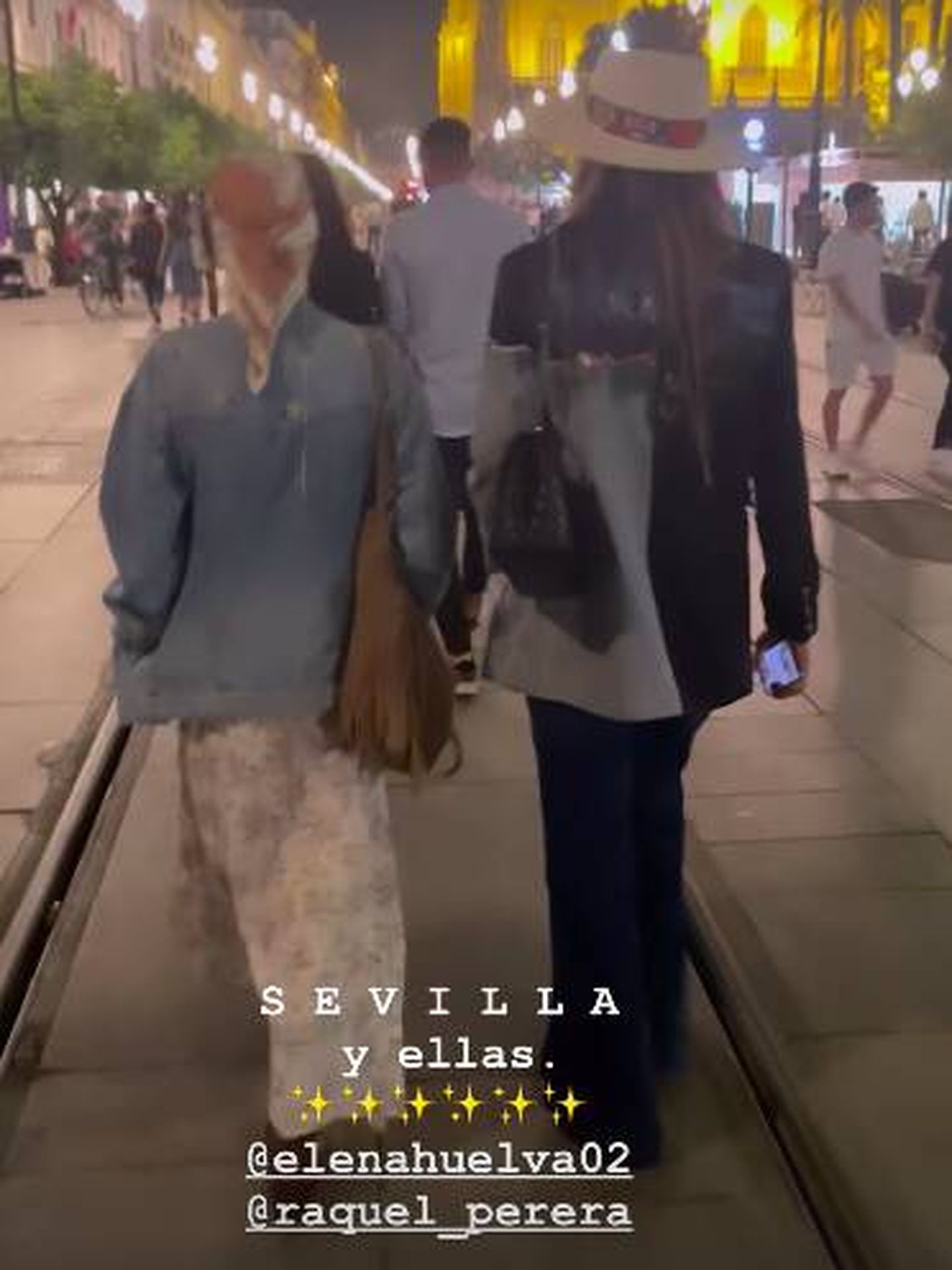 Elena y Raquel, en Sevilla. (Instagram/@saracarbonero)