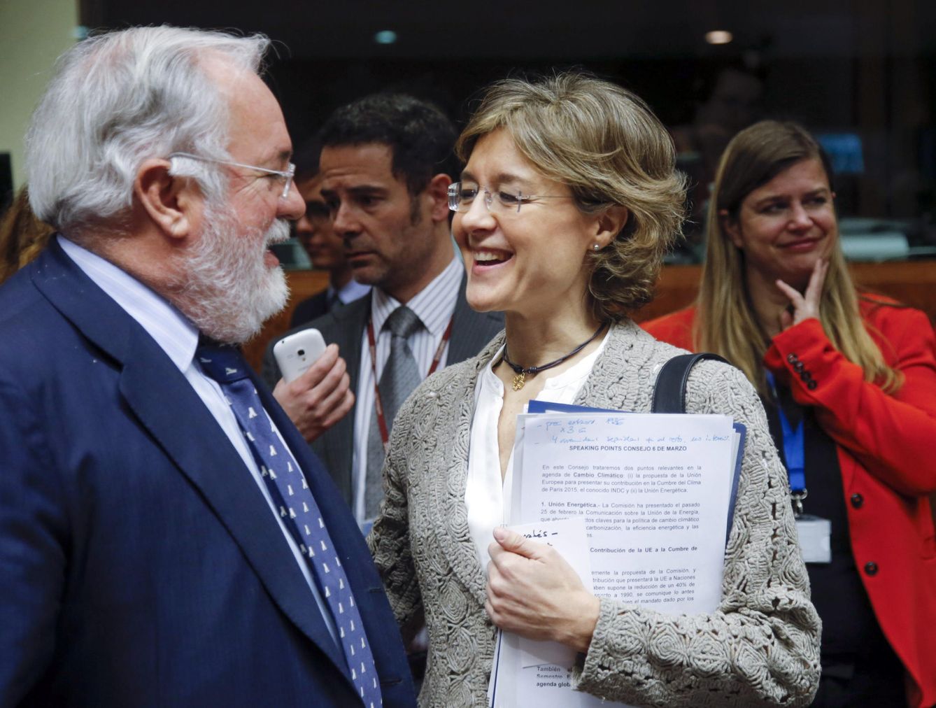 El comisario europeo de Clima y Energía, Miguel Arias Cañete (i), charla con la ministra española de Agricultura, Alimentación y Medio Ambiente, Isabel García Tejerina. (EFE)