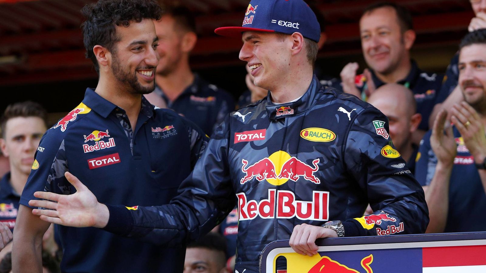 Foto: Max Verstappen y  Daniel Ricciardo tras el GP de España.