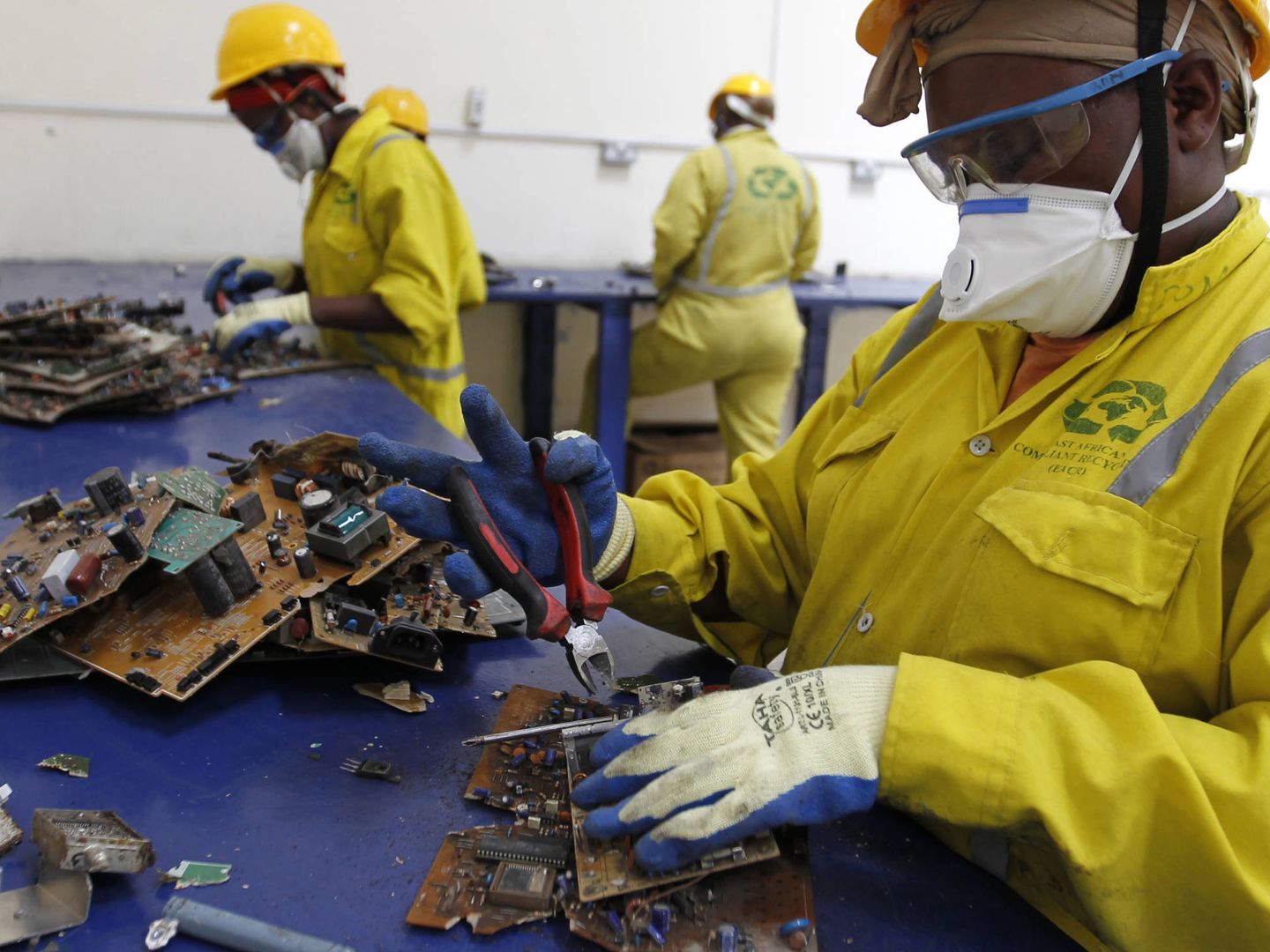 Un empleado keniano separa componentes de aparatos electrónicos desechados en una planta de reciclaje cerca de Nairobi, en marzo de 2014. (Reuters)
