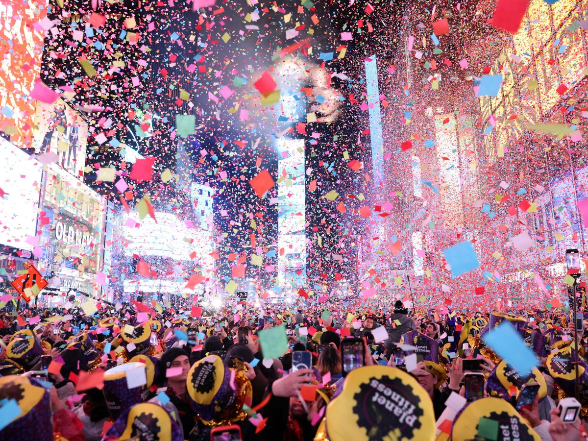 Foto: Celebraciones de Año Nuevo en Times Square en el centro de Nueva York. (Reuters/Andrew Kelly)