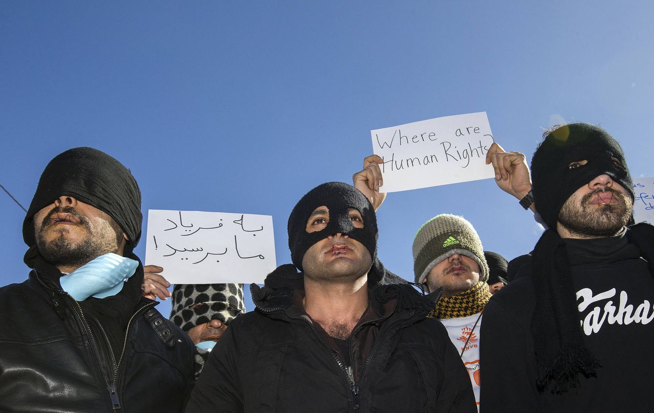 Migrantes iraníes que se han cosido la boca para protestar, en 'La Jungla' de Calais. (Reuters)