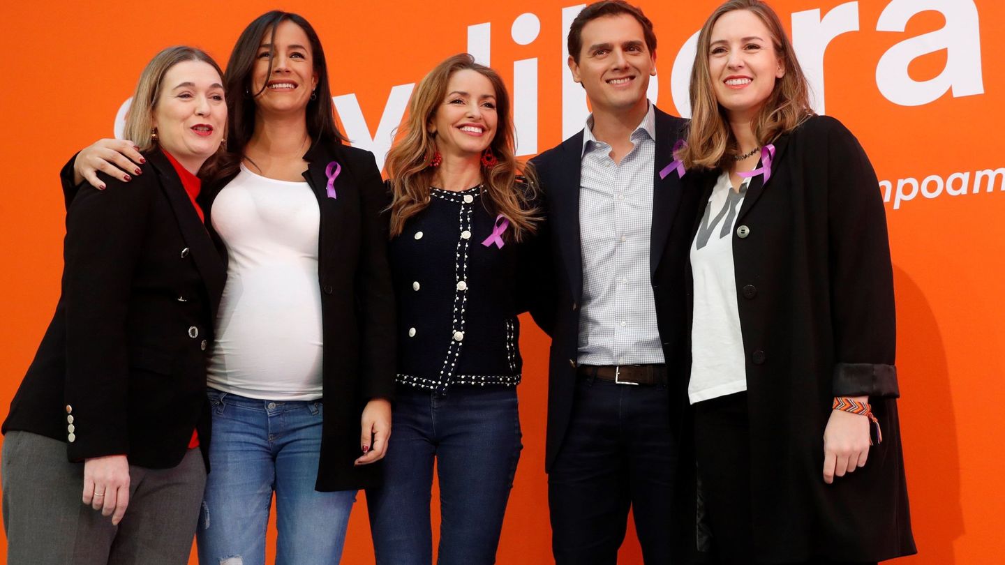 El líder de Ciudadanos, Albert Rivera, junto a las dirigentes de su partido: Marta Rivera, Begoña Villacís, Patricia Reyes y Melisa Rodríguez. (EFE)
