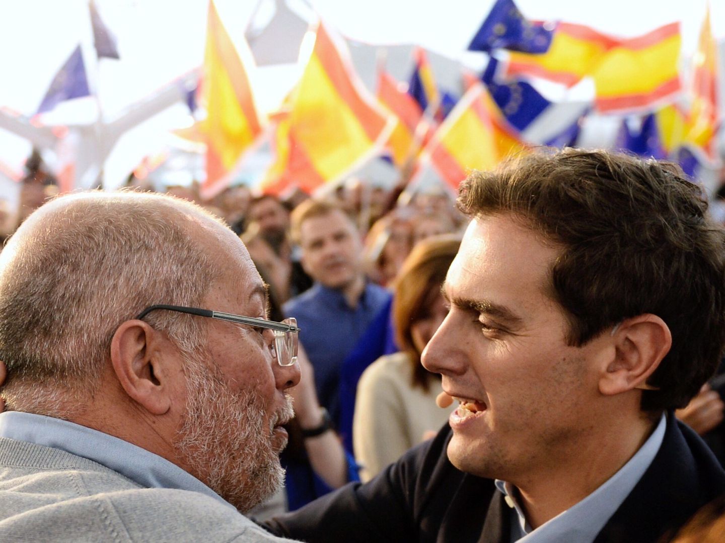 El presidente de Ciudadanos saluda al candidato a la presidencia de la Junta de Castilla y León, Francisco Igea (i). (EFE)