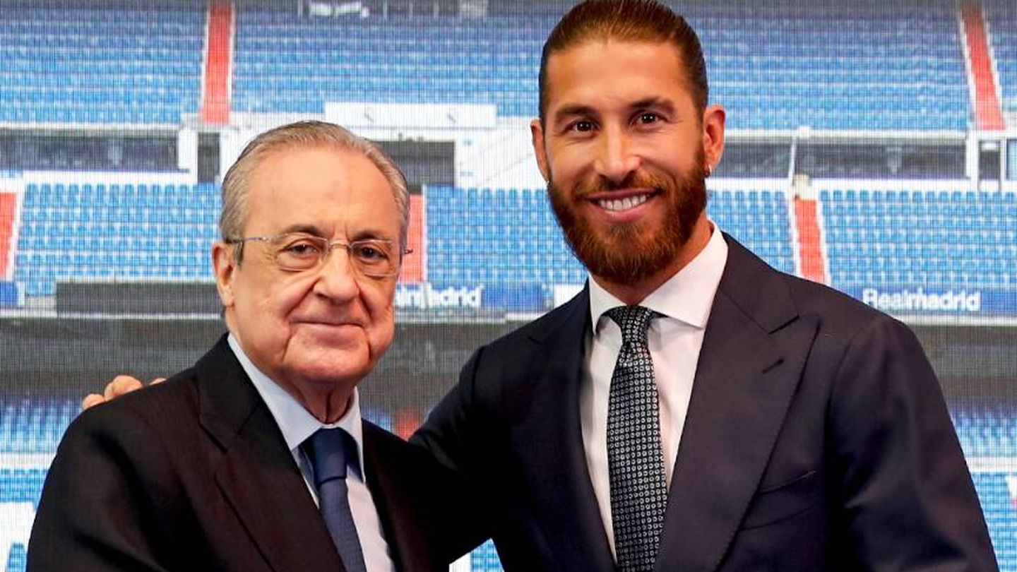 Florentino entrega la insignia de oro y brillantes a Sergio Ramos. (Real Madrid)
