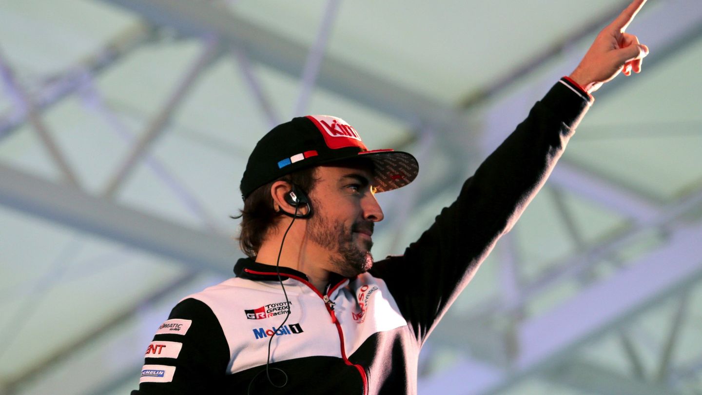 Alonso en el podio japonés. (Reuters)