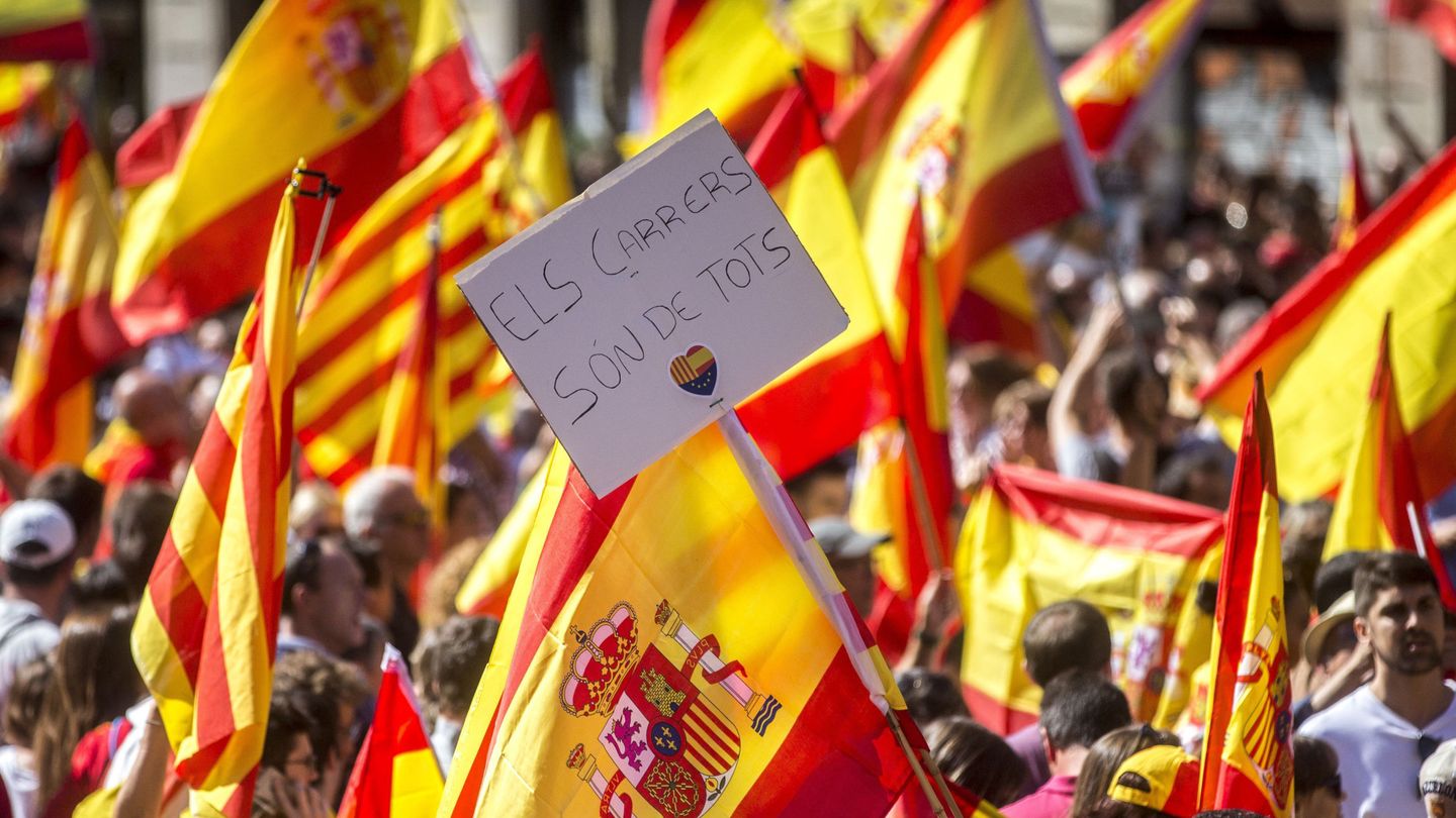 Un cartel con el lema 'Las calles son de todos' visto en la manifestación del domingo en Barcelona. (EFE)