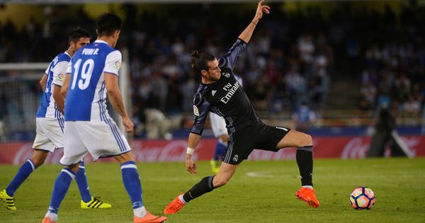 Foto: Bale, en una visita a Anoeta. (Reuters)