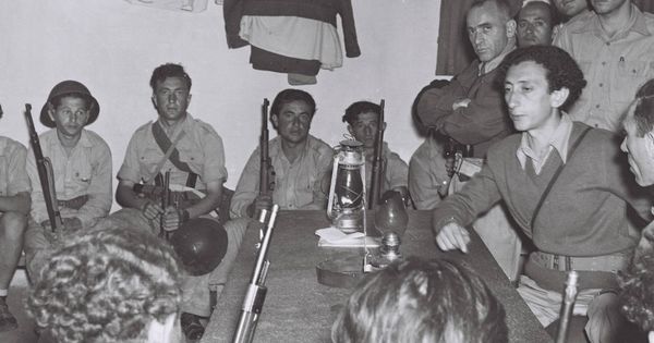 Foto: Abba Kovner (derecha) durante la Guerra árabe-israelí de 1948. (Wikimedia Commons)
