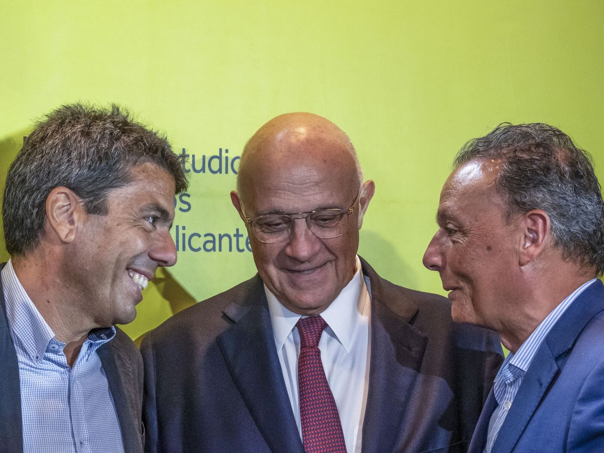Foto: Carlos Mazón con el presidente del Sabadell, Josep Oliu, y el de la patronal valenciana, Salvador Navarro. (EFE/Pablo Miranzo)