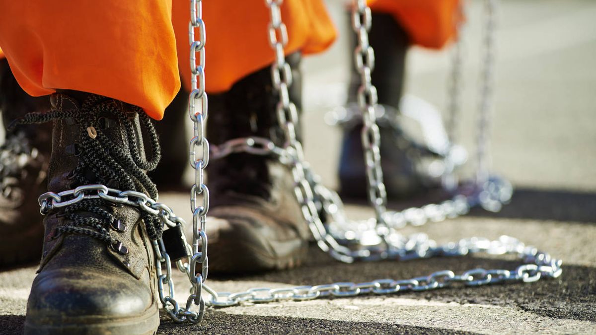 Confinan todas las prisiones federales de EEUU por una pelea entre bandas rivales