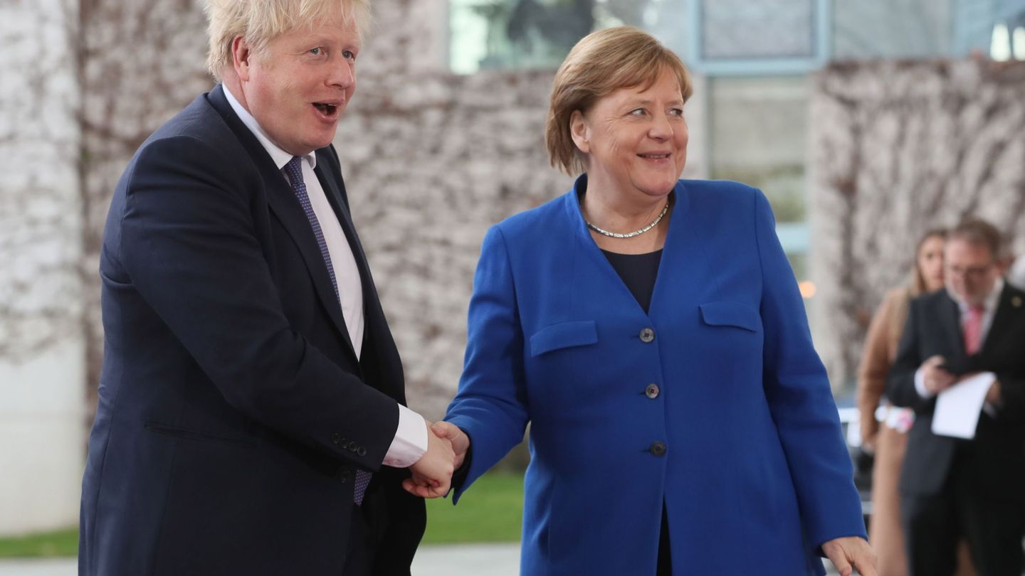 Boris Johnson, primer ministro británico, es recibido por la canciller alemana Angela Merkel en Berlín. (EFE)
