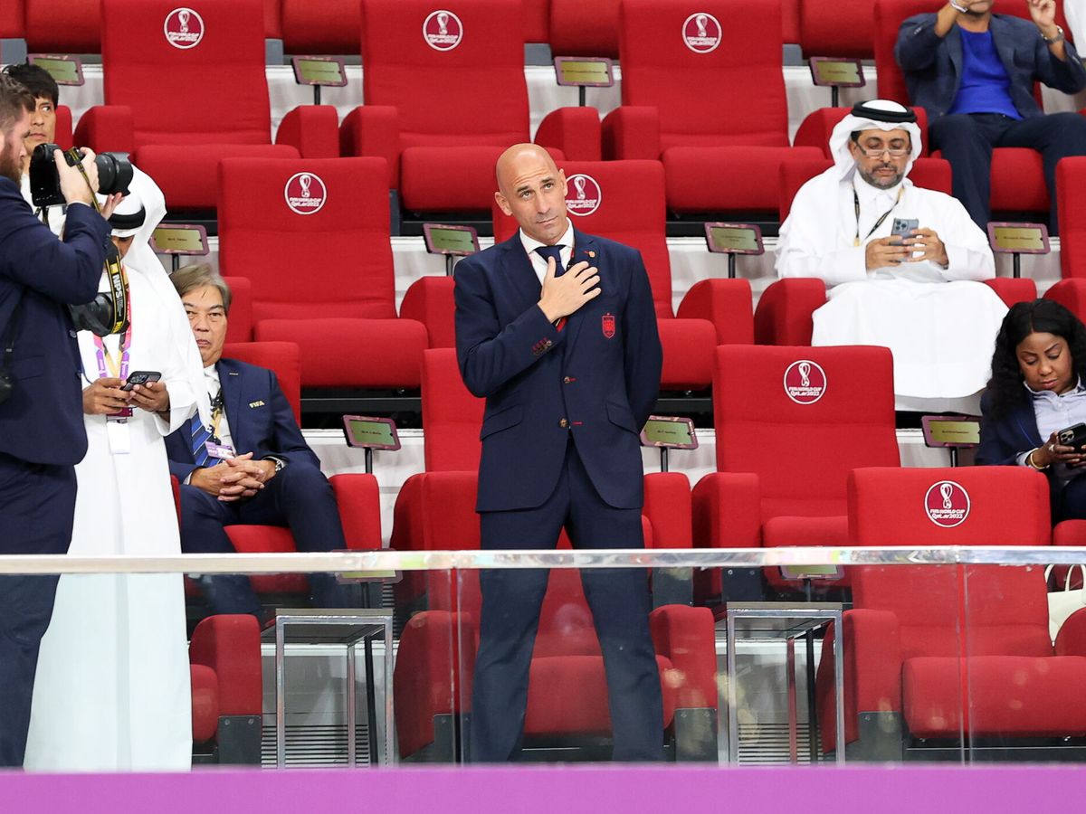Foto: El presidente de la RFEF, Luis Rubiales, en el Mundial de Qatar. (EFE/Ali Haider)