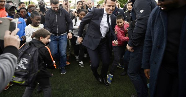 Foto: Emmanuel Macron juega al fútbol durante una visita a Sarcelles, cerca de París. (Reuters)