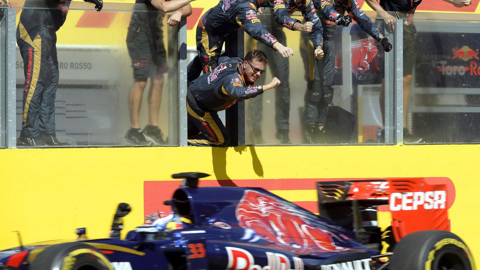 Foto: El equipo de Toro Rosso celebra el cuarto puesto de Max Verstappen mientras cruza la línea de meta (Efe)