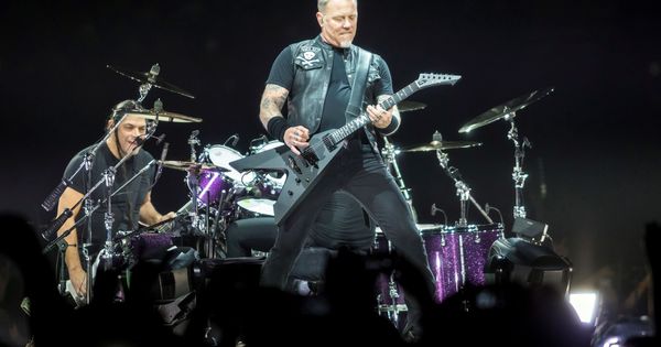 Foto: El cantante y guitarrista de Metallica, James Hetfield, actúa durante el concierto que ofreció la banda en el Papp Laszlo Budapest (EFE)