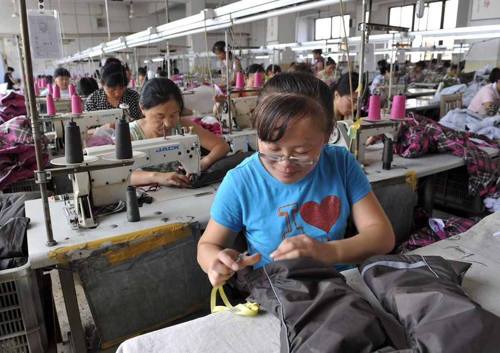Foto: Varias mujeres trabajan en una fábrica textil en China. (Efe)