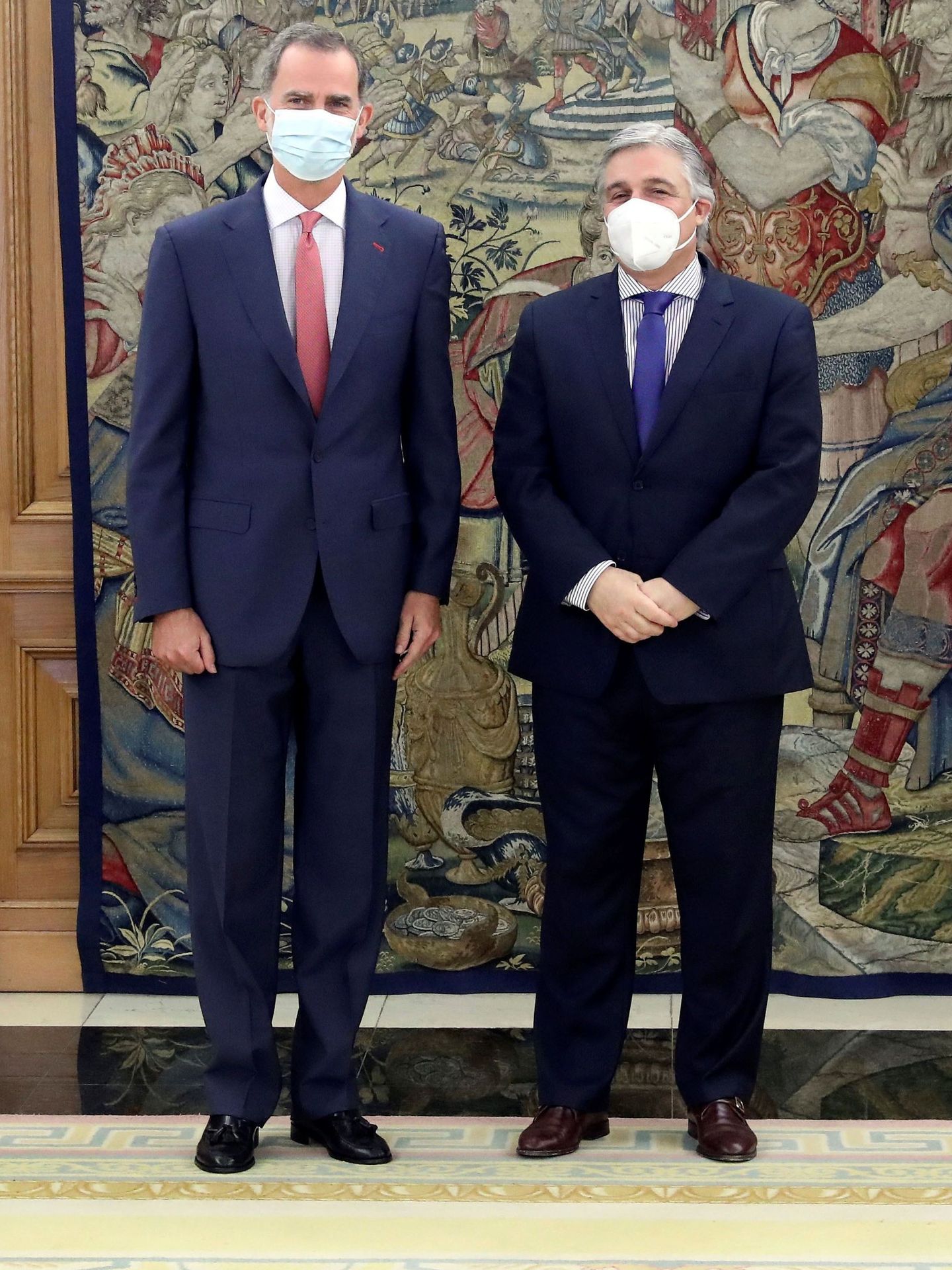 El Rey con el ministro uruguayo. (Efe)