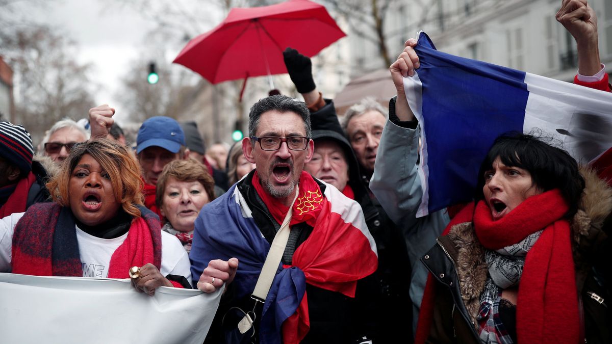 En defensa del sistema: 10.000 'pañuelos rojos' marchan en París contra los 'chalecos'