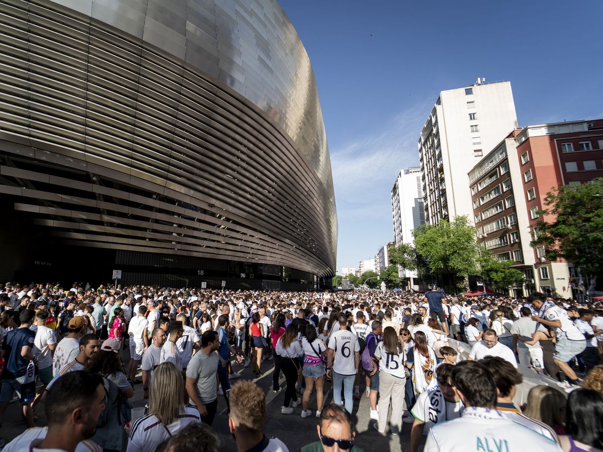Foto: Aficionados del Real Madrid, en los alrededores del estadio Santiago Bernabéu el pasado sábado. (Europa Press/A. Pérez Meca)