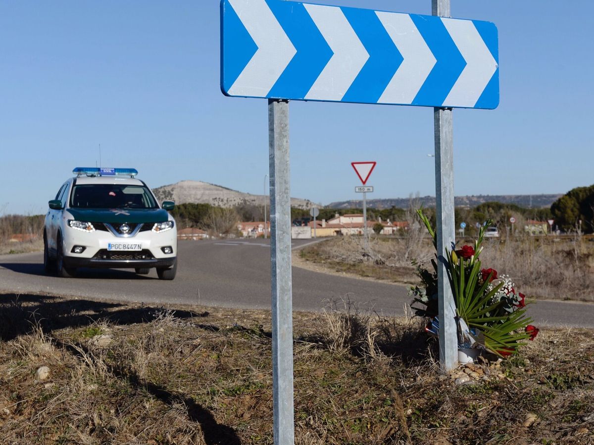Foto: Un vehículo de la Guardia Civil pasa este lunes junto al lugar donde el pasado sábado se encontró el cuerpo sin vida de Esther López. (EFE/Nacho Gallego)