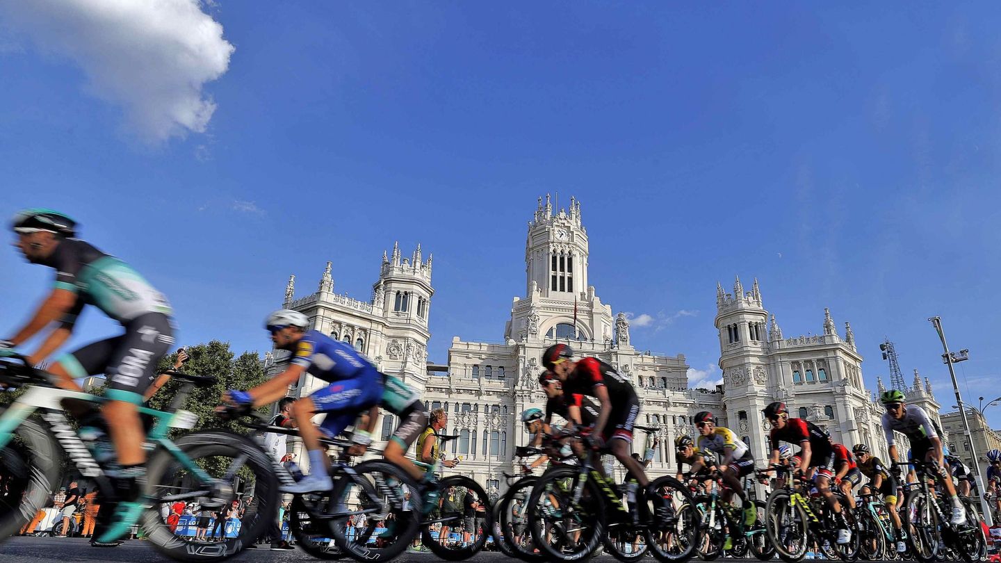 El pelotón de la Vuelta a España a su paso por el Palacio de Cibeles, sede del Ayuntamiento de Madrid. (EFE)
