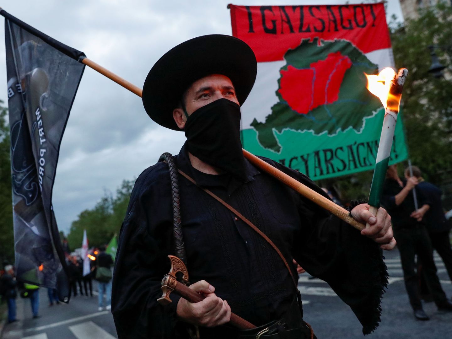Manifestantes de extrema derecha conmemoran los 100 años del Tratado de Trianón en Budapest. (Reuters)