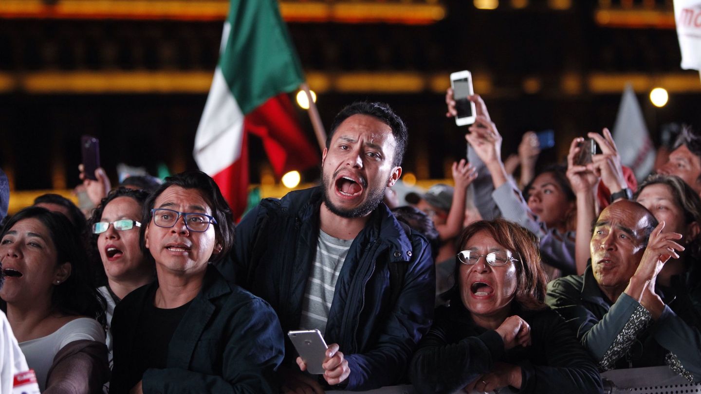 Cientos de simpatizantes del candidato izquierdista Andrés Manuel López Obrador esperan su llegada tras su victoria. (EFE)