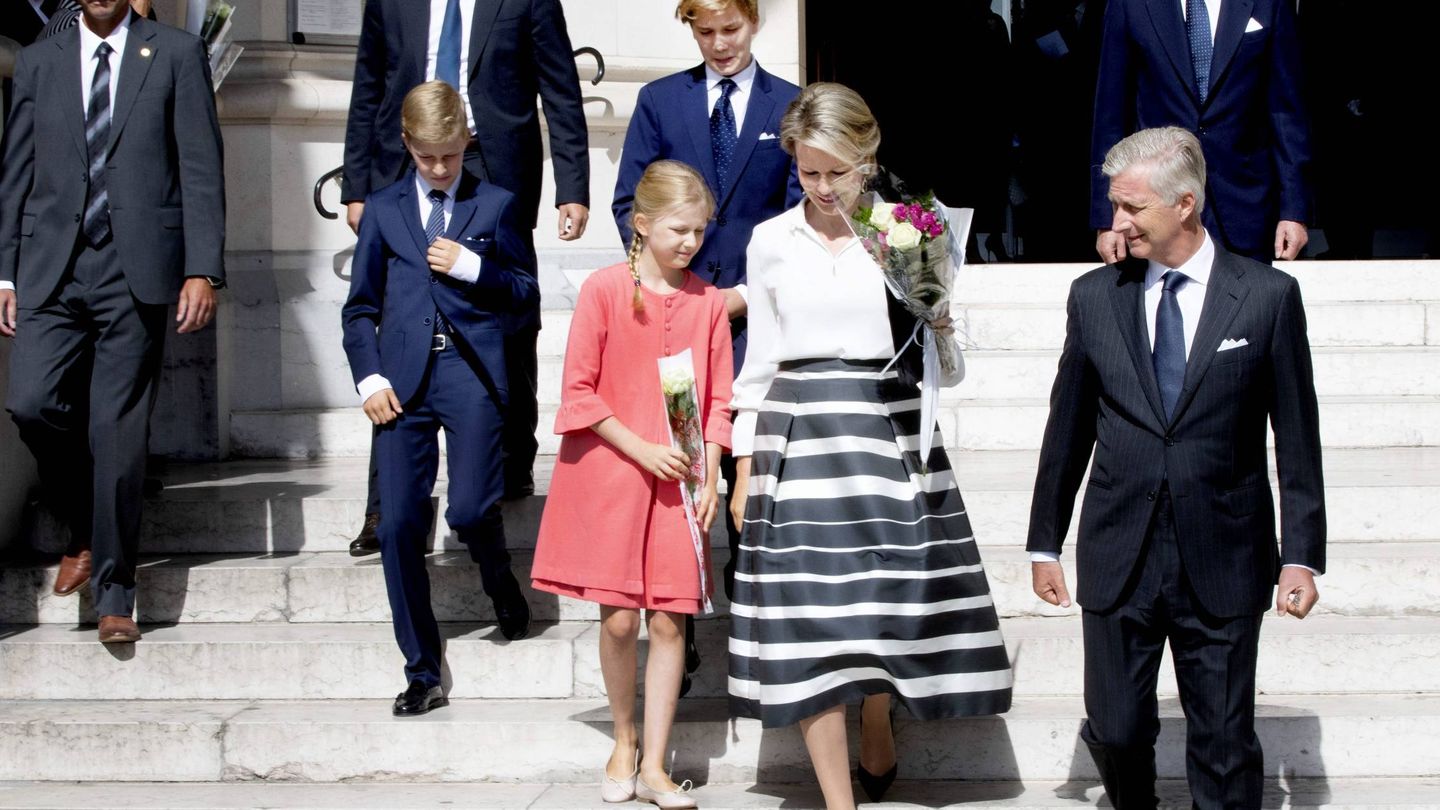 Los reyes, con sus hijos y el gran duque de Luxemburgo. (Cordon Press)