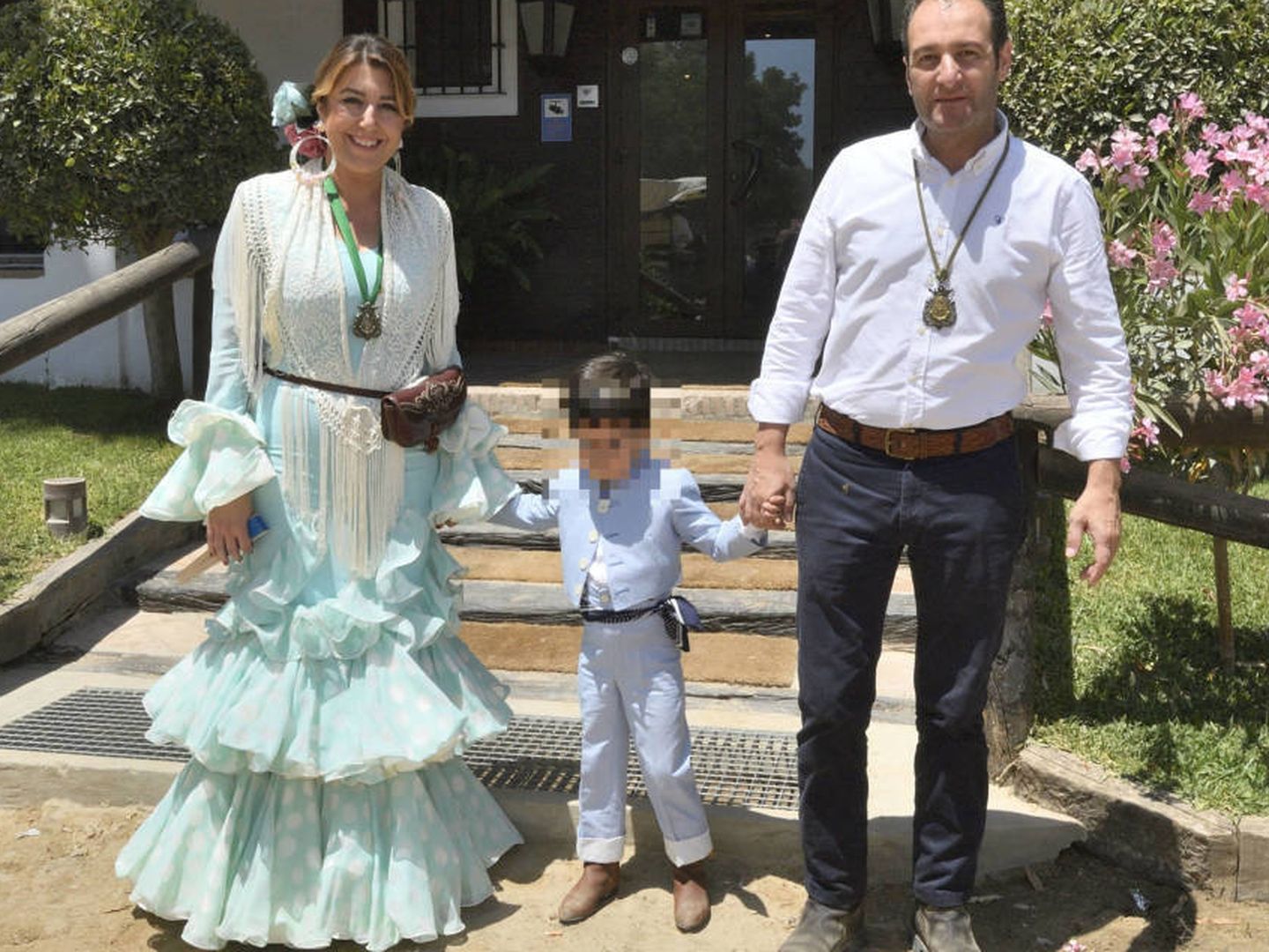 Susana Díaz, su marido, José María Moriche, y su hijo mayor. (Cordon Press)