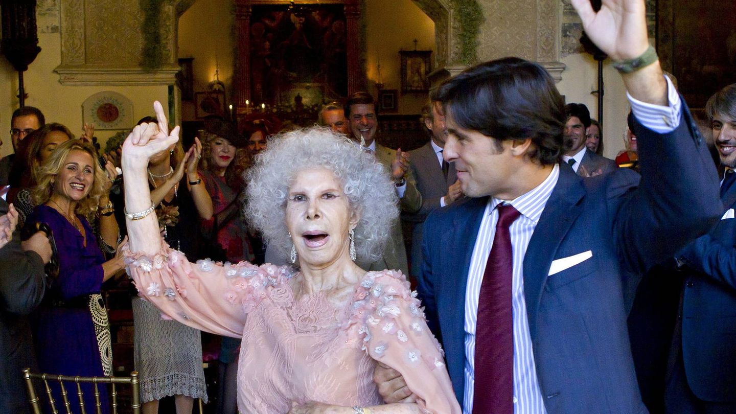 La duquesa de Alba bailando, con Francisco Rivera en una imagen de archivo. (EFE/Julio Muñoz)