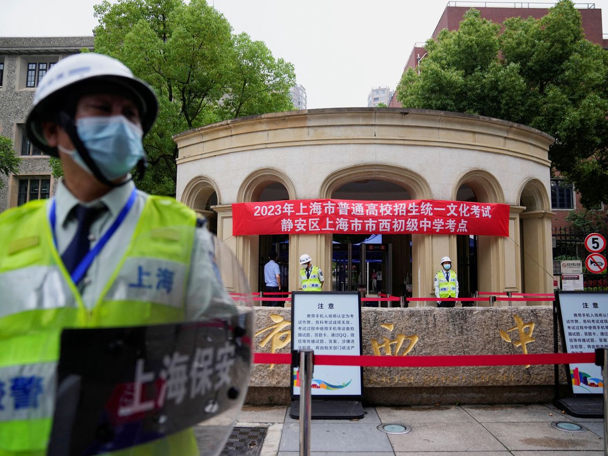 Foto: Foto de archivo de un guardia de seguridad frente a un colegio en Shanghai, China (Reuters/Aly Song)