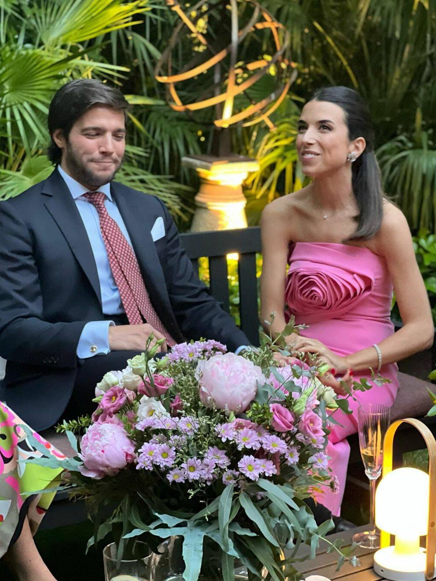 Laura Corsini junto a su futuro marido en su fiesta de pedida. (Instagram @bimani13)