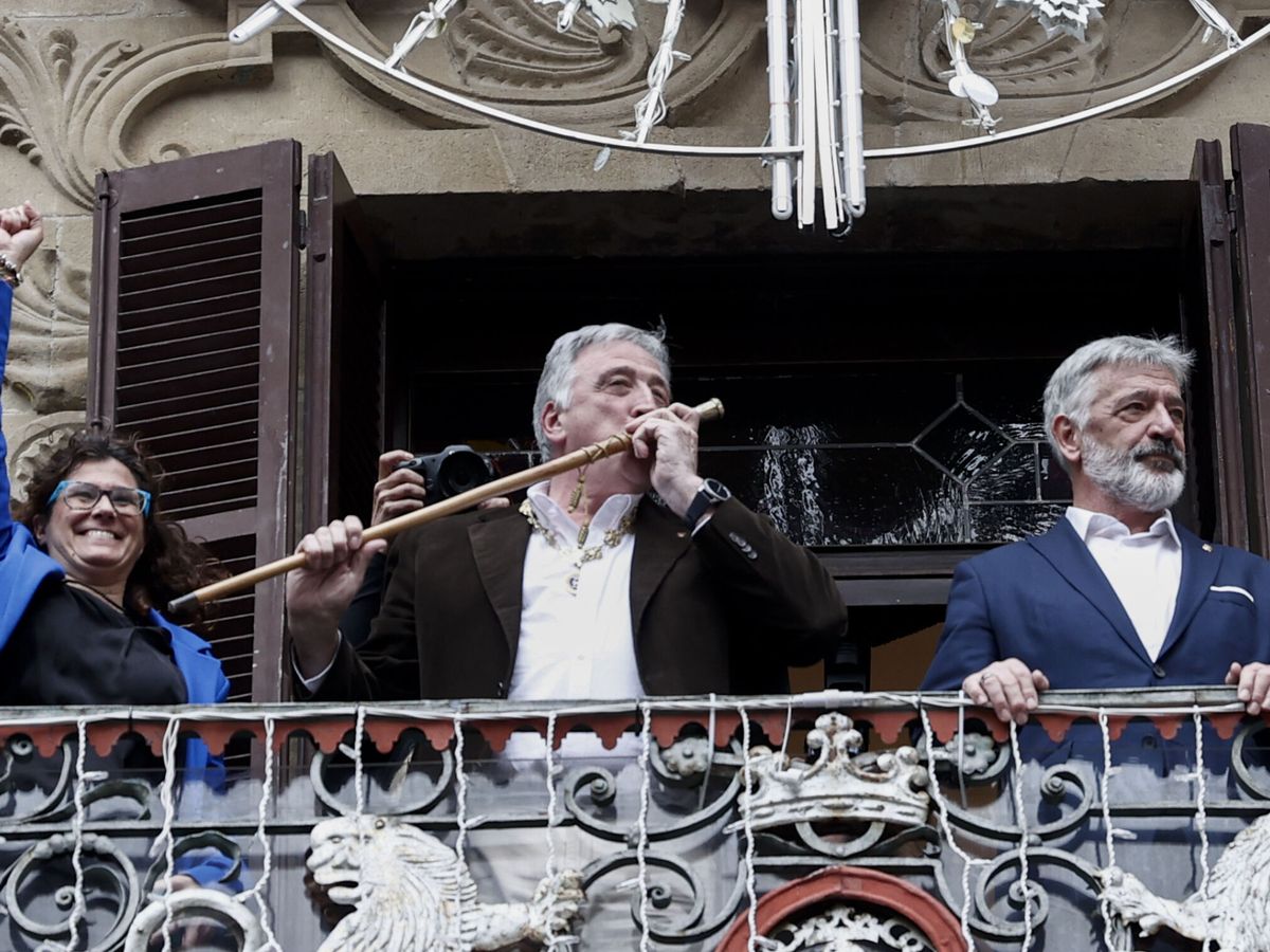 Foto: El diputado de EH Bildu, Joseba Asiron (c) celebra en el balcón del ayuntamiento convertirse en el nuevo alcalde de Pamplona. (EFE/Jesús Diges)