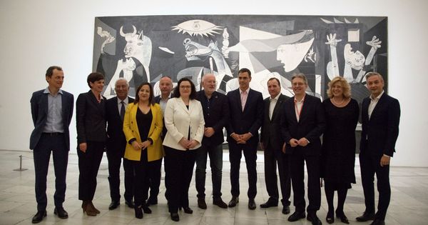 Foto: Pedro Sánchez y los líderes socialdemócratas europeos, este 22 de febrero frente al 'Guernica' de Picasso, en el Museo Reina Sofía de Madrid. (EFE)