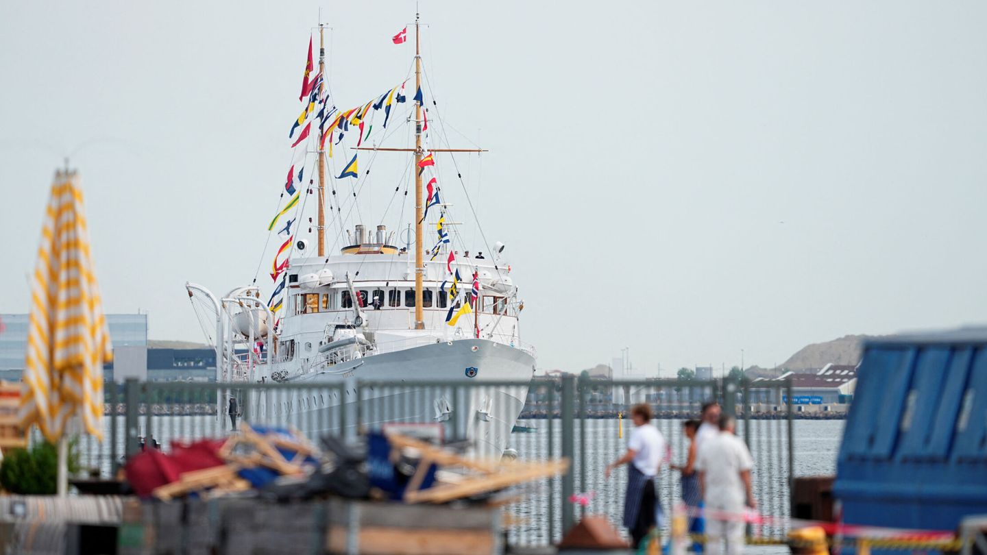 El barco real noruego llegando a Dinamarca. (Reuters)