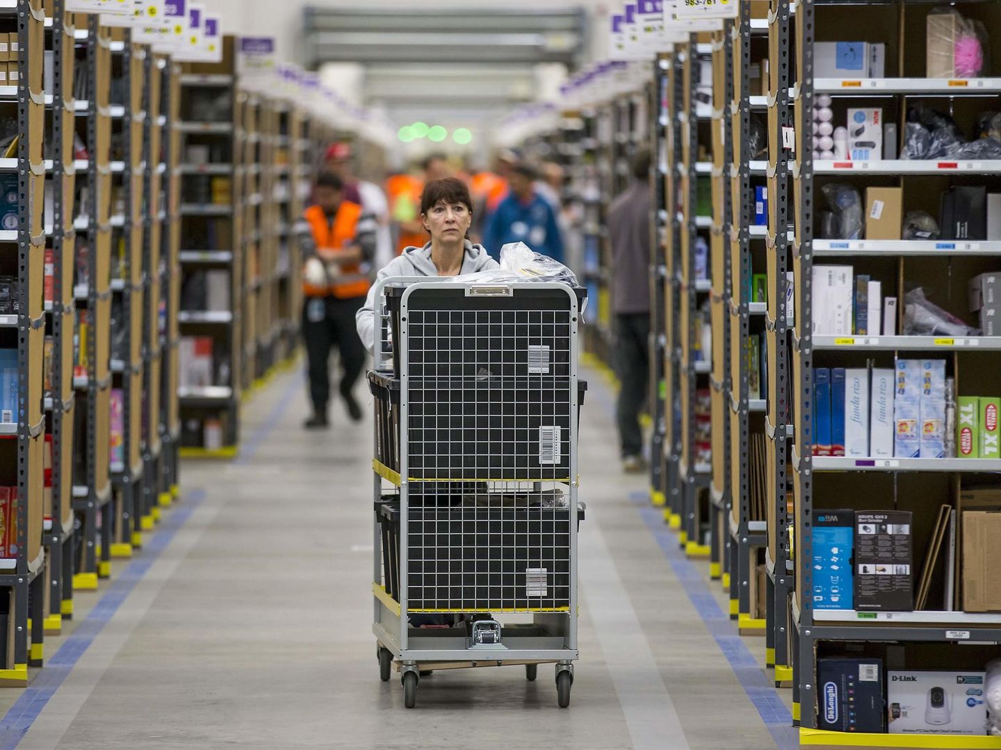 Una trabajadora en un almacén de Amazon. (Reuters)